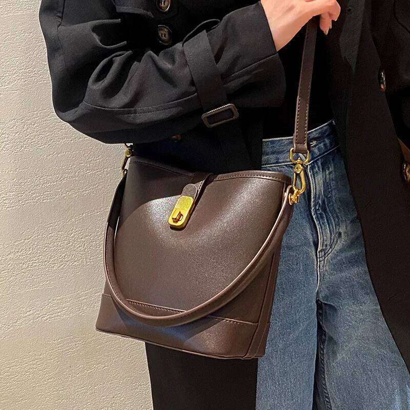 Genuine leather women's light luxury niche high-end bucket bag, 2025 fashionable versatile single shoulder crossbody bag