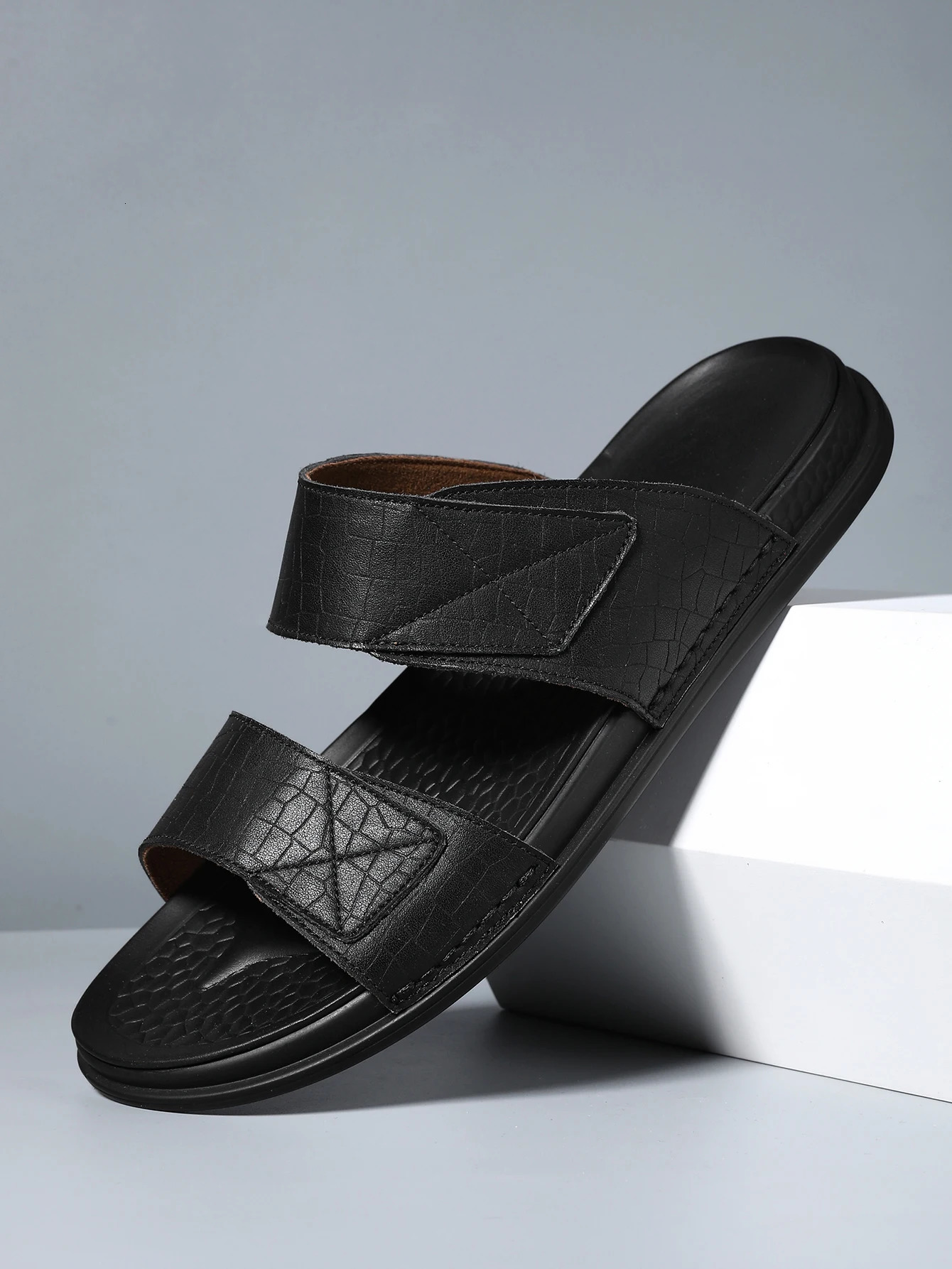 Mens breathable and fashionable sandals suitable for outdoor wear lightweight multifunctional beach slider suitable for men 250408