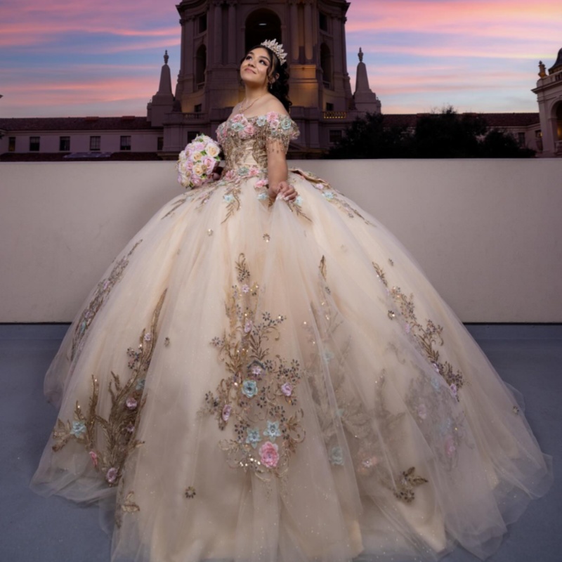 Champagne Shiny Princess Quinceanera Dresses Off Shoulder Beads Applique Lace Bow Tull Sweet 16 Dress Ball Gown Vestidos 15 Anos