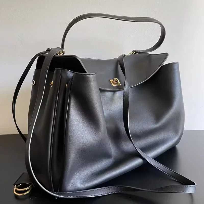 2025 Gold Rodeo Bag Lock Luxury Designer Bags Leather Large Capacity Portable Underarm Bag for Casual Commuting Womens BagW251110