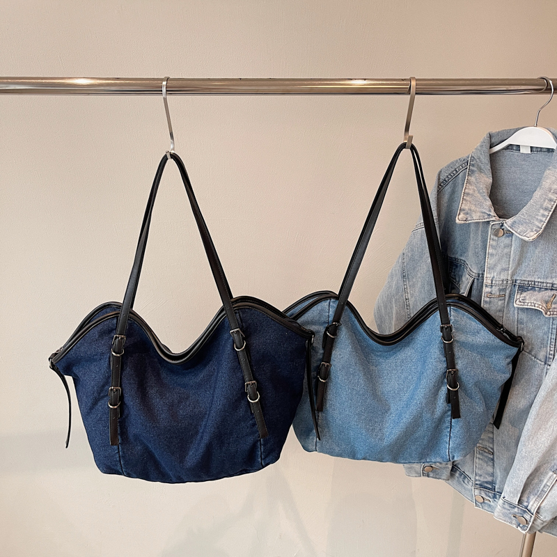 Winter new women's retro high-end wide shoulder bag, casual versatile crossbody bag, high-end commuting leisure bag, shopping bag, versatile wome