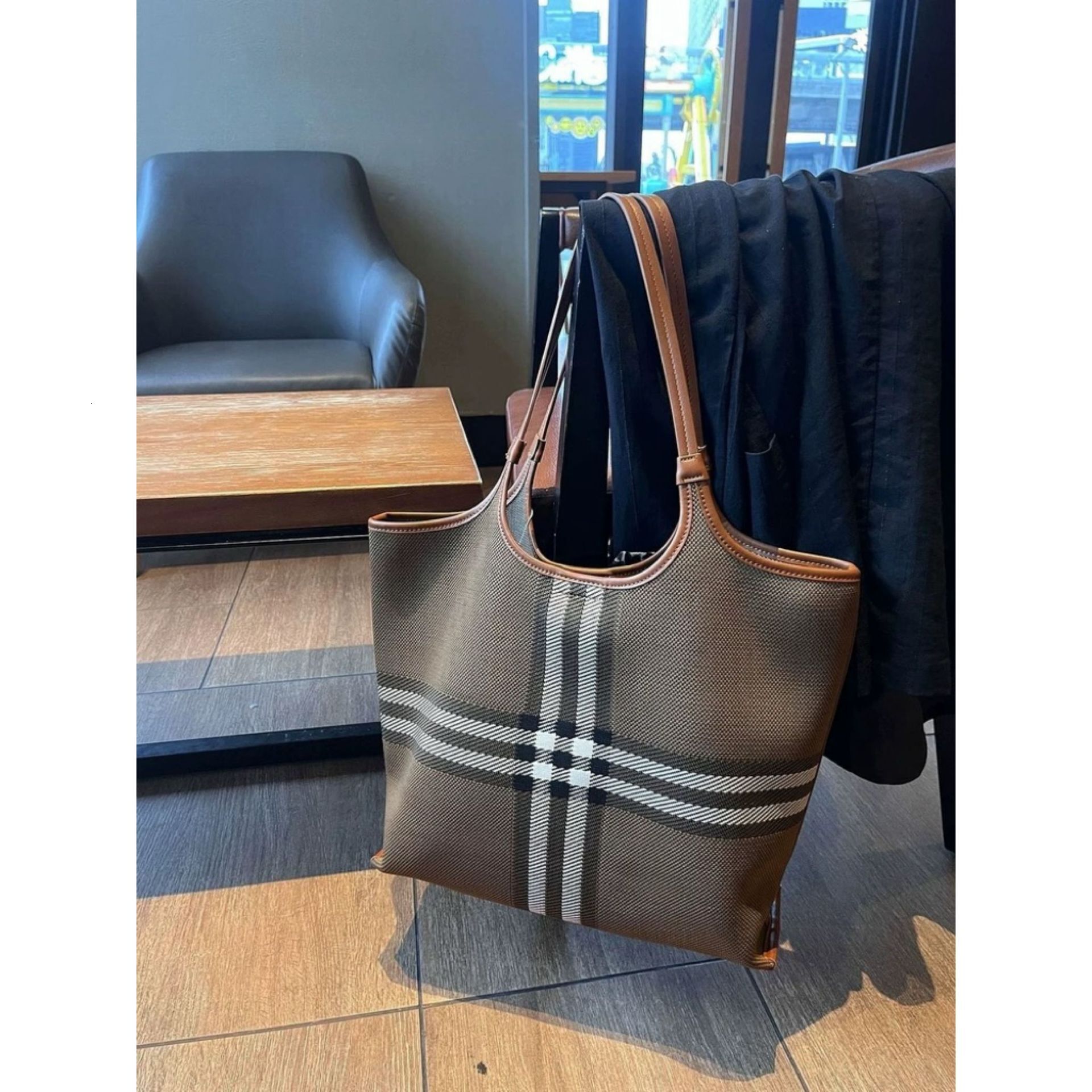 Designer Bag 2025 New Casual Versatile Designer Handbag Plaid Luxury Single Shoulder Bag Large Fabric Striped Shopping Bag Women Commuter Tote Handbag