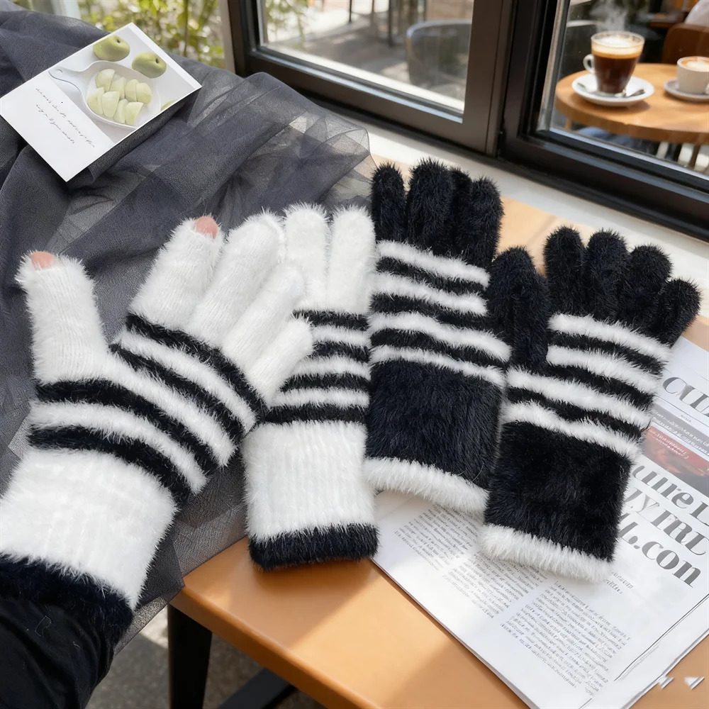 Winter Fashion Black and White Leopard Print Plush Knitted Gloves Adult Touch Screen Ins Riding Thickened Warm Five Fingers 251106