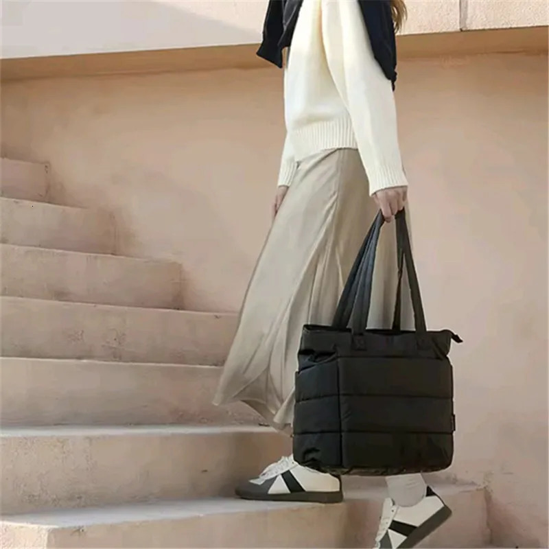 Quilted Large Capacity Tote Bag for Women Durable Fabric with Zipper Clre Wrist Strap Spacious Gym Beach Work Travel 251110