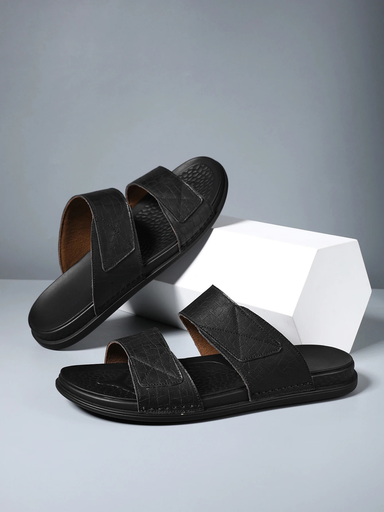 Mens breathable and fashionable sandals suitable for outdoor wear lightweight multifunctional beach slider suitable for men 250408