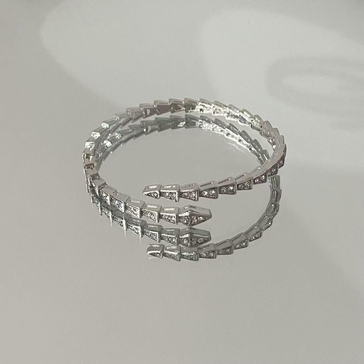 Chic Diamond-Studded Adjustable Jewelry: Luxury Gold-Finished Serpentine Style Armwear