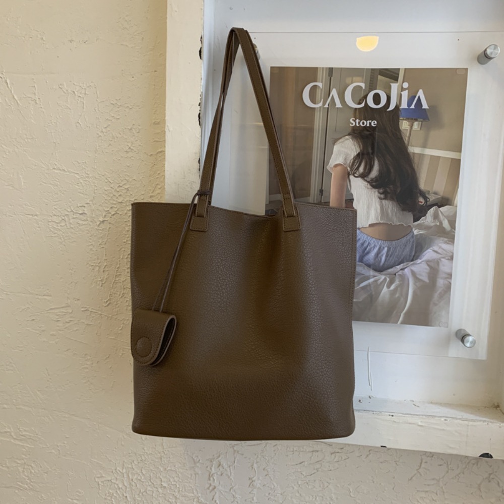 Versatile Autumn Retro Leather Shoulder Bag with Ample Storage Space