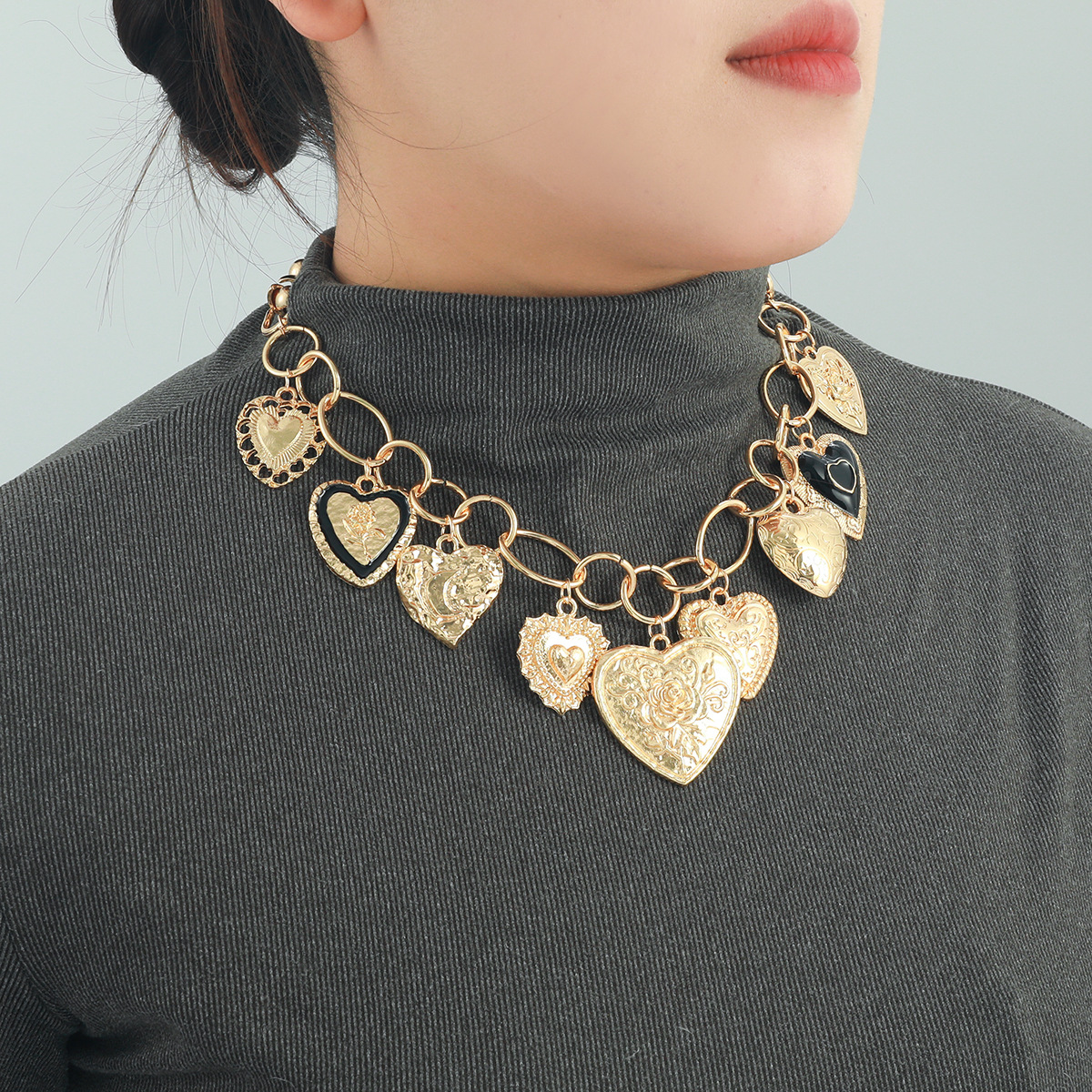 Fashionable And Personalized Retro Love Pendant Necklace Womens New Trendy Design Versatile Metal Necklace Boutique Gift