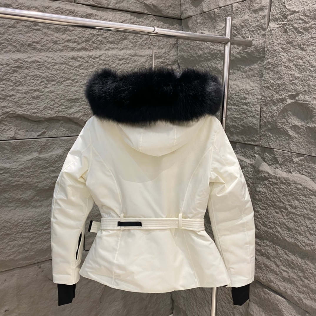 2025The latest classic style for women in autumn and winter, short waisted down ski jacket with large fur collar