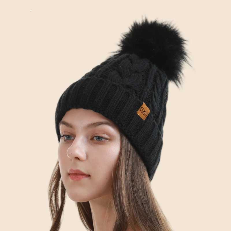 Women Winter Pompom Beanie Hat with Warm Fleece LinedSuitable for keeping warm when going skiing outsidetwo-piece setXJ251110