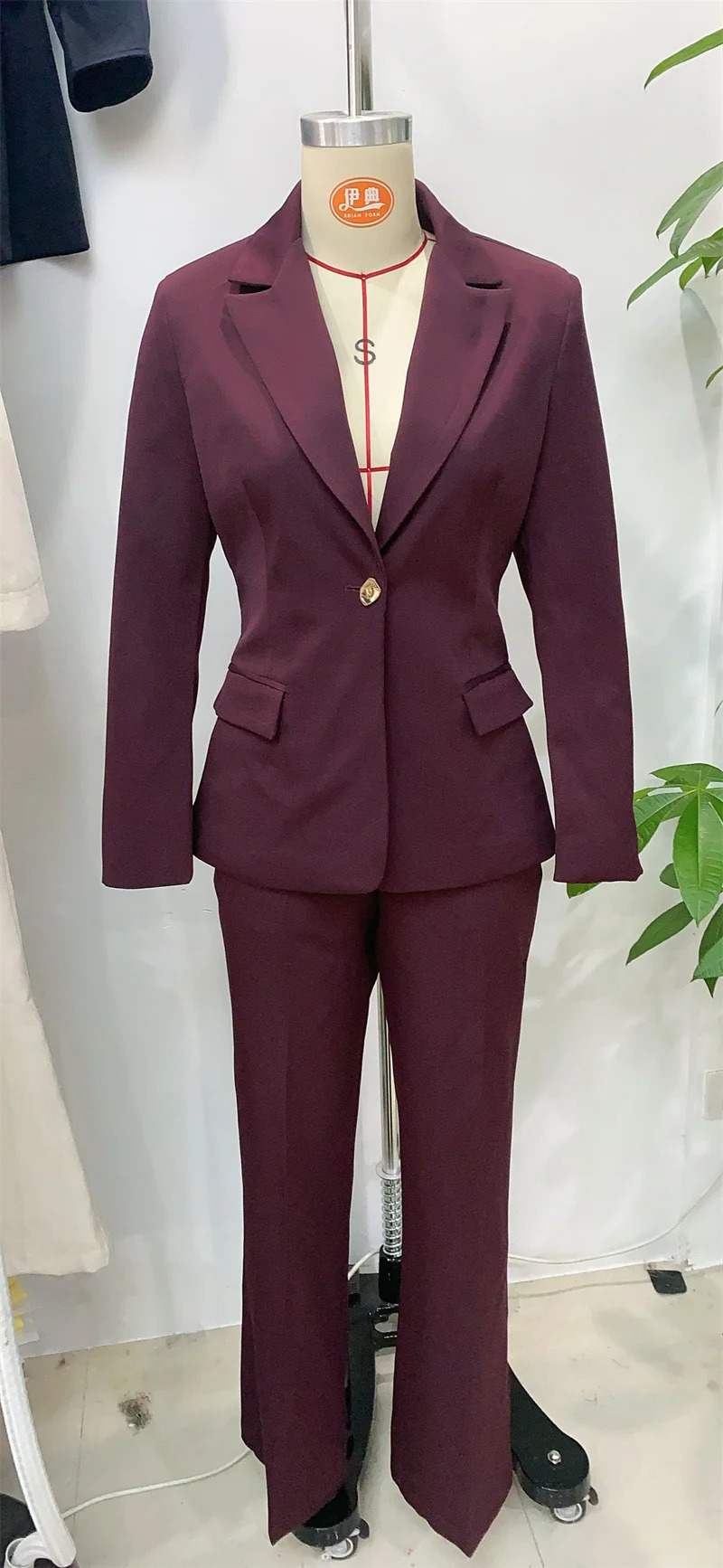 Womens Suit Autumn Wine Red LongSleeve Blazer with Shoulder Pads and StraightLeg Pants Set Fashionable Commuter 251110