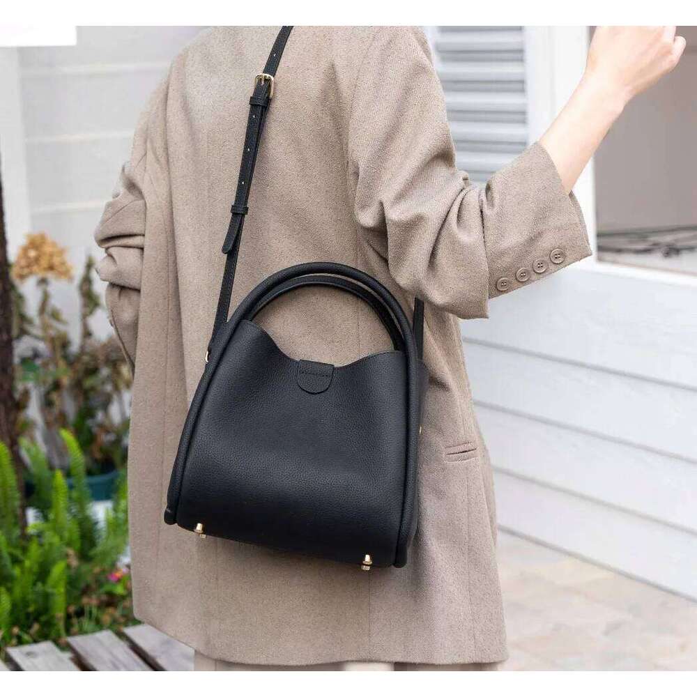 Large-Capacity Commuting Women Vintage Tote Handbag Bucket Shoulder Lady Office Shopping Slant Cowhide Leather Bag St251110