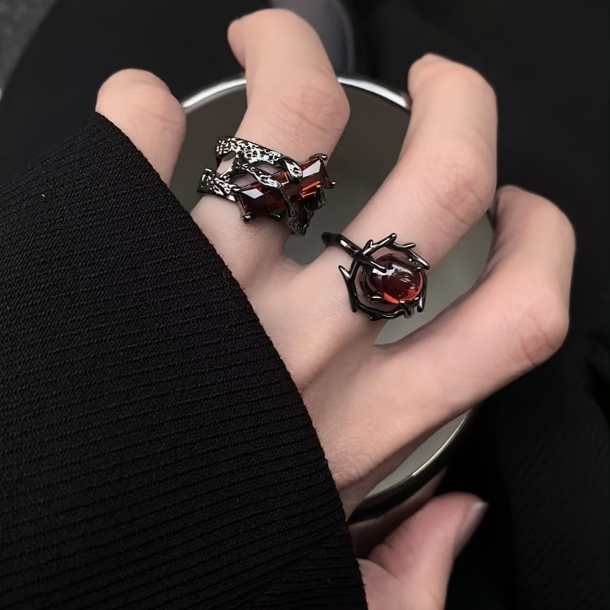 Designer Ring Fashion Ring European And American Style Dark Series Pomegranate Red Ring Couple Style Stackable Index Finger Ring Vintage Black Thorn O
