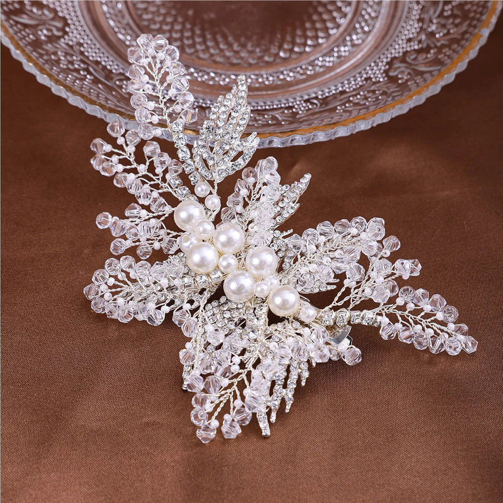 Handmade pearl hair clip brides side clip fashionable crystal hair clip silver leaf shaped bucket charming wedding hair accessory 250409