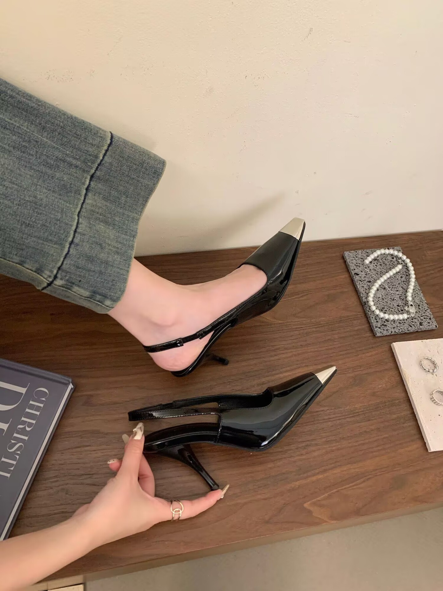 Free delivery high heels Minimally pointed high heels with soft soles that do not rub against the feet for commuting and dating