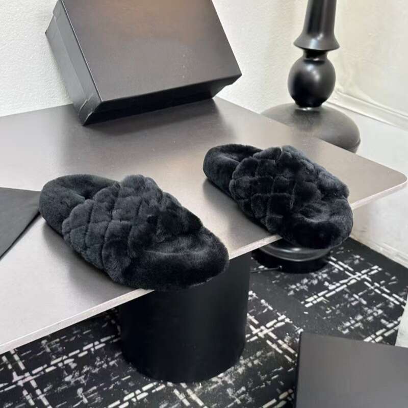 2025 Autumn Winter New Style Flat Wool Thick Sole Warm Fashion Diamond Pattern Outdoor Slippers For Women