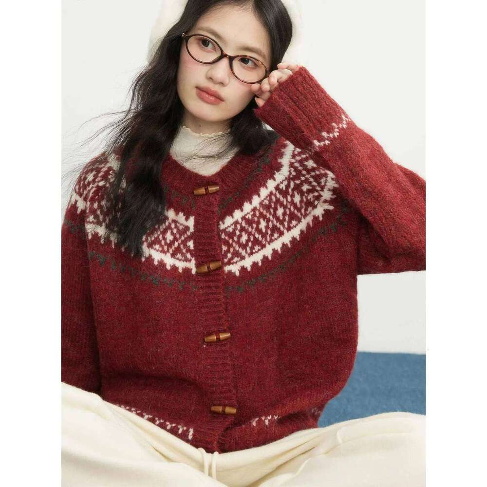 Retro Red Christmas Jacquard Sweater For Women 2025 Autumn/Winter New Collection With Horn Button Design Round Neck Cardigan Designer Sweater Women