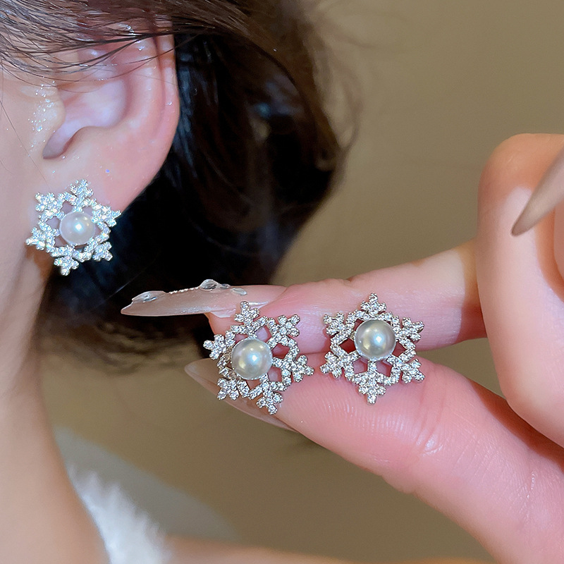 Silver Needle Zircon Hollow Snowflake Pearl Exquisite Elegant Light Luxury Temperament Niche High-end Sense Earrings for Women