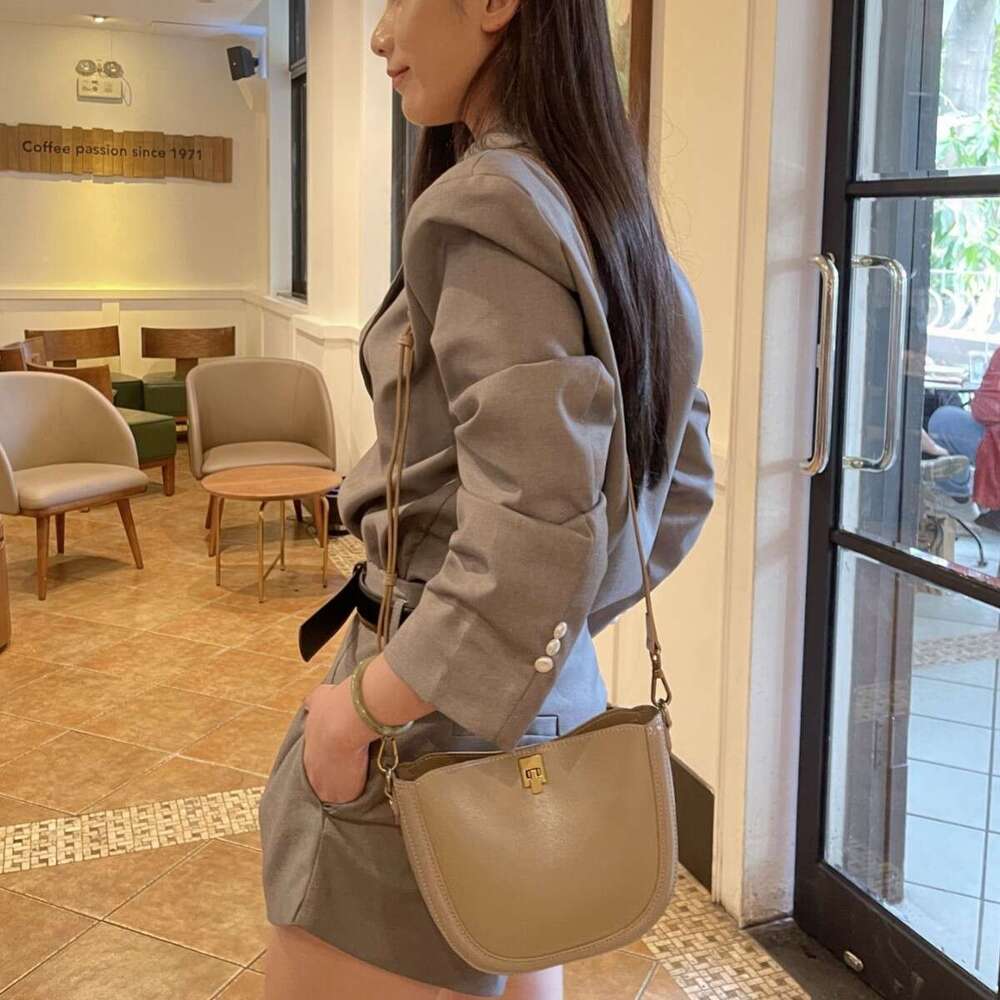 New Genuine Leather Saddle Commuter Versatile Women S Single Shoulder Crossbody Simple Fashion Shell Bag High Quality