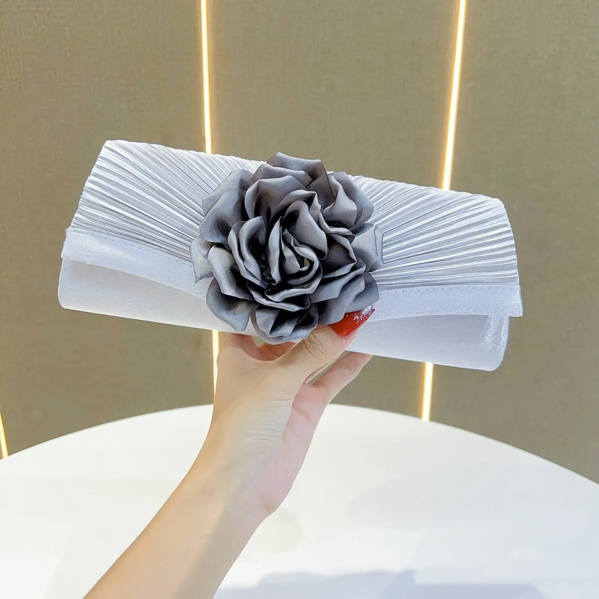 2025 New Pleated Dinner Clutch Elegant Womens Evening Bag Small 3D Floral Silver Purse Crossbody Chain Party Banquet Handbag R251110