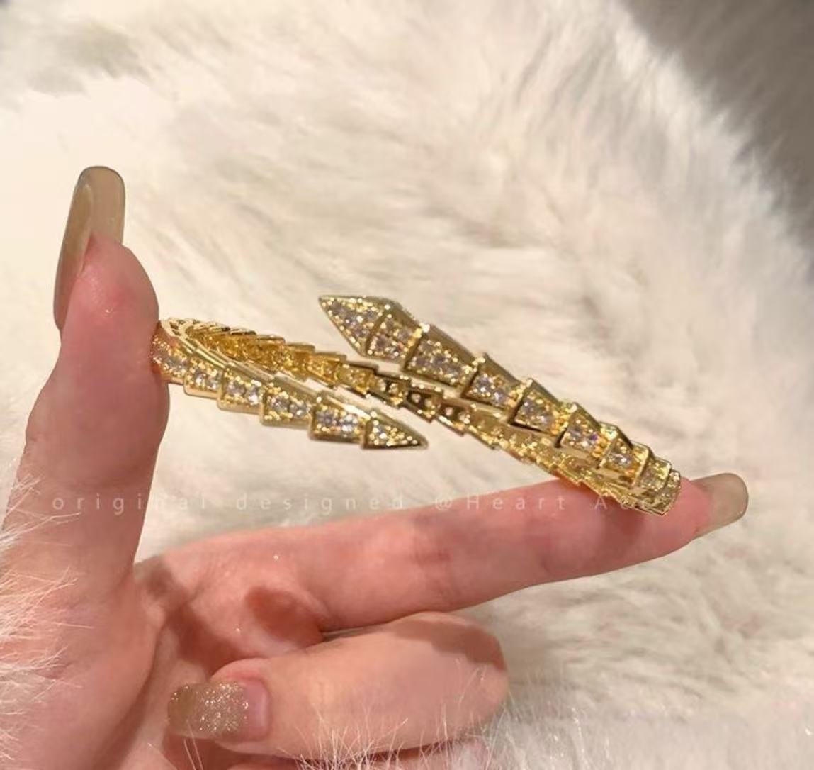 Chic Diamond-Studded Adjustable Jewelry: Luxury Gold-Finished Serpentine Style Armwear