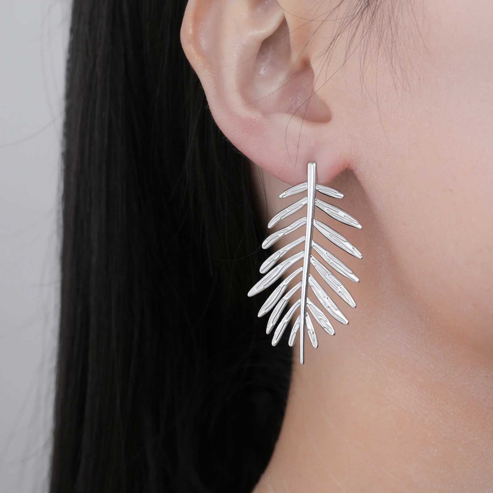 Cazador Exaggerated Leaves Stud Earrings Gold Color Stainless Steel Waterproof Earrings for Women Jewelry Party Birthday Gift J251110