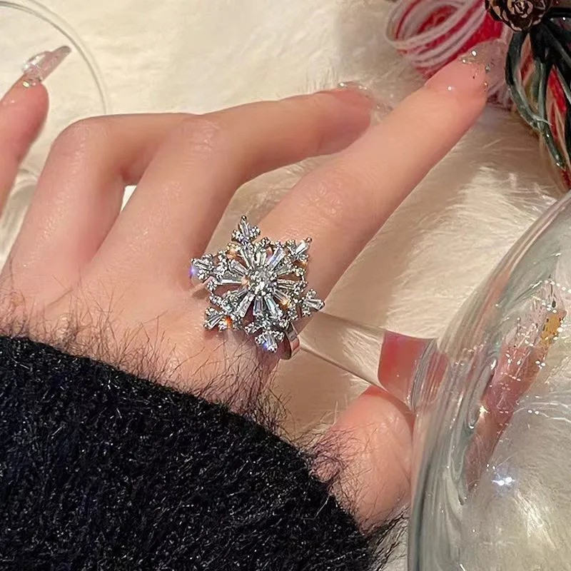 Shining Zircon Rotatable Snowflake Adjustable Ring for Women Elegant Personality Charm Accessories Party Wedding 251110