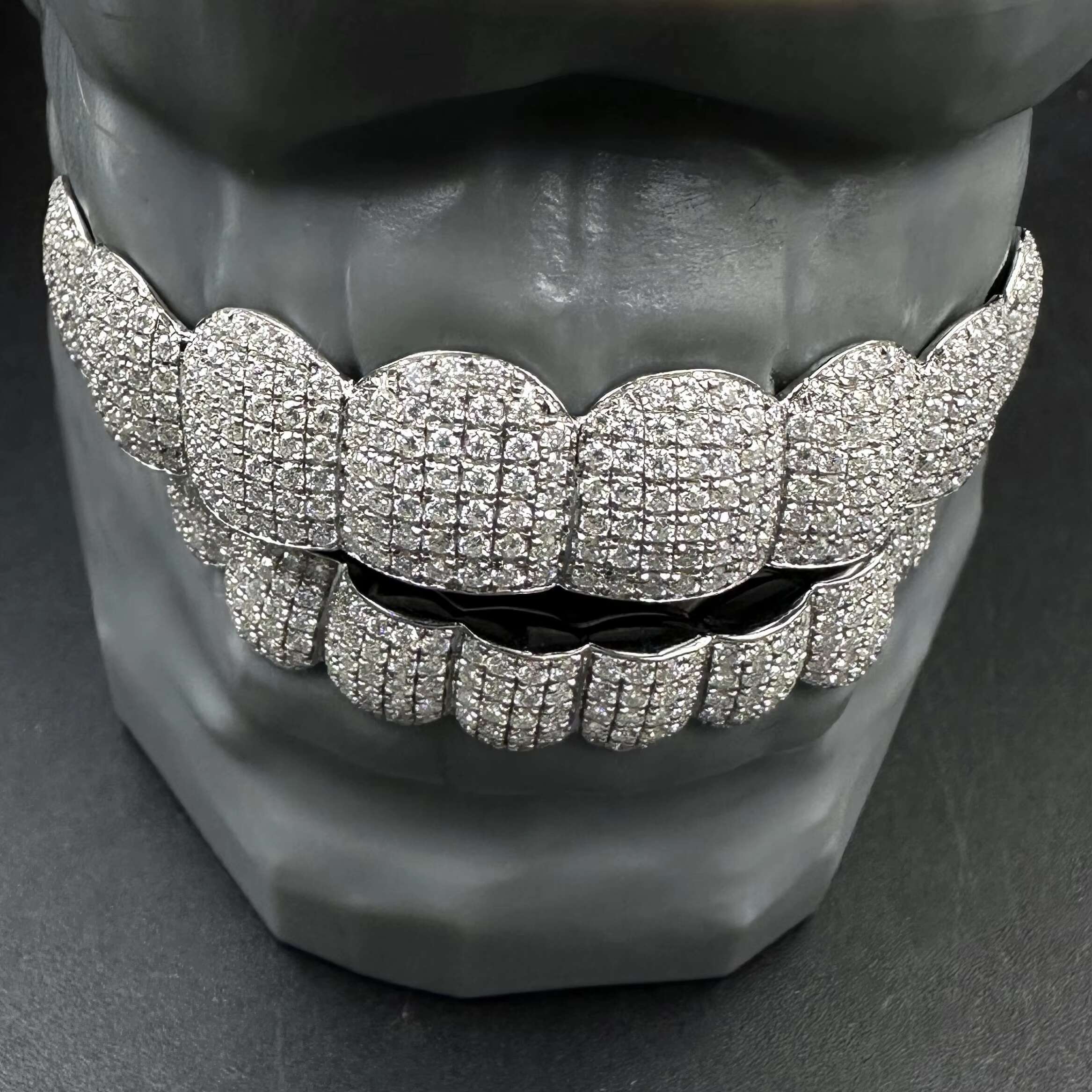 Custom VVS Moissanite Diamond 925 Sterling Silver Teeth Grillz Baguette Round Cut Hand Setting Cluster Hip Hop Jewelry