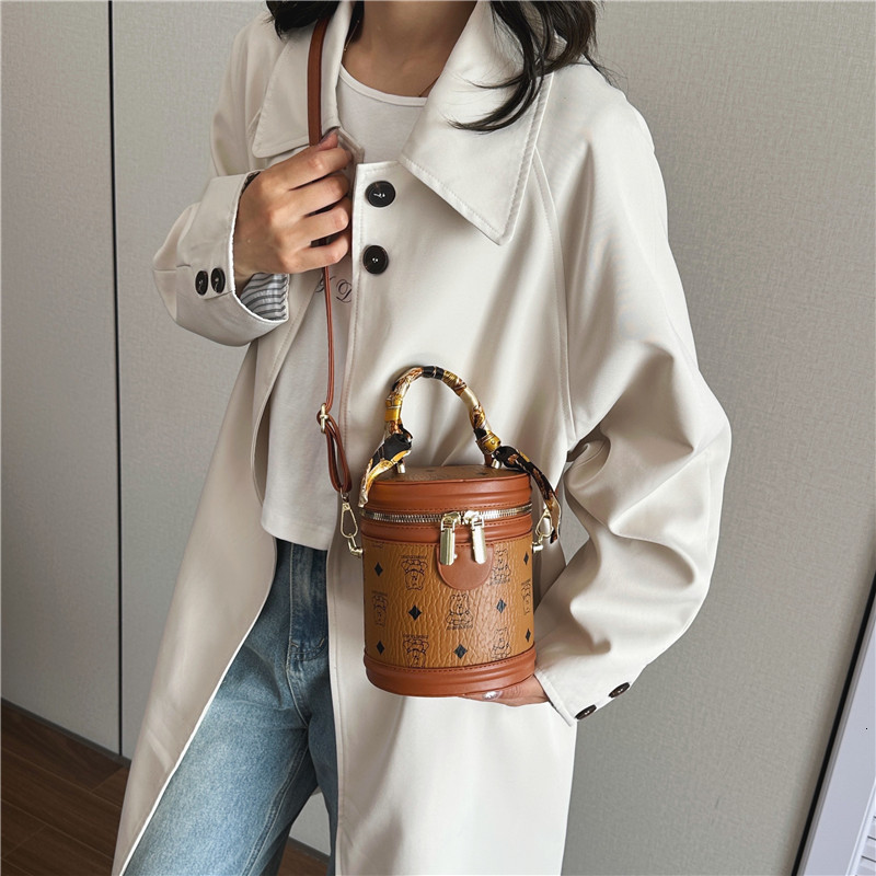 Stylish Simple Clutch Purse Bag For Women With Leather Material And Minimalist Vintage Casual Design R251110