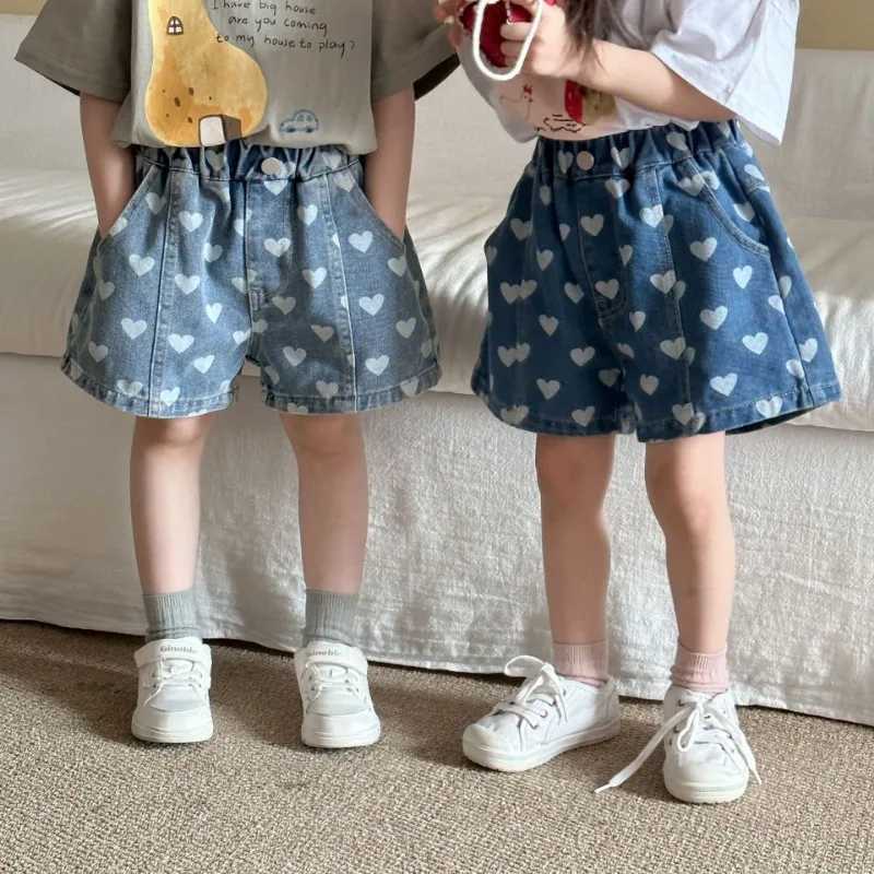 Heart print denim shorts 1-8Y childrens elastic waist loose casual knee pants for girls and boys vacation sled shorts Z250410