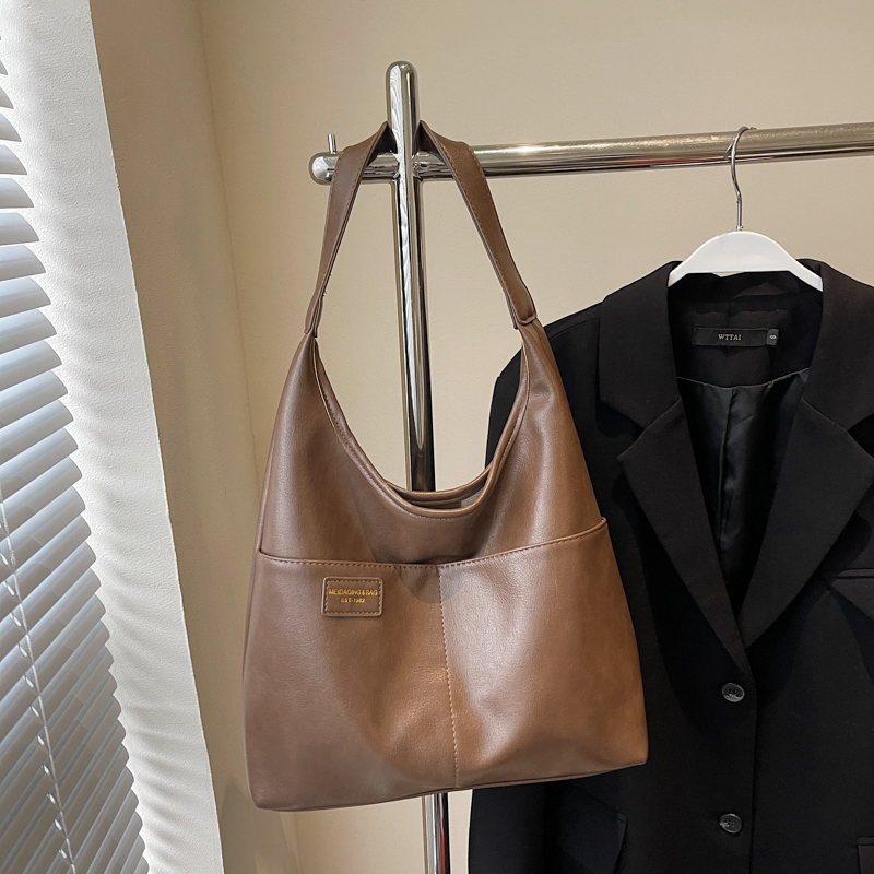 2025 autumn new women's retro high-end wide shoulder bag, casual versatile crossbody bag, high-end commuting leisure bag, shopping bag, versatile