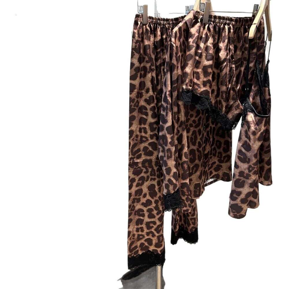 2025 Four-Piece Leopard Lace Sexy Camisole Nightdress with Chest Pads Spring Summer Thin Ice Silk Sets Wearable Outside Designer Pajamas Luxcury Autum
