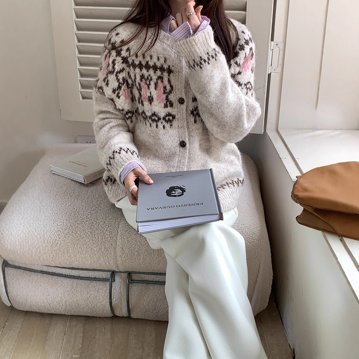 Designer sweater women's winter 2025 new Korean retro lazy loose slimming long sleeved knitted cardigan top