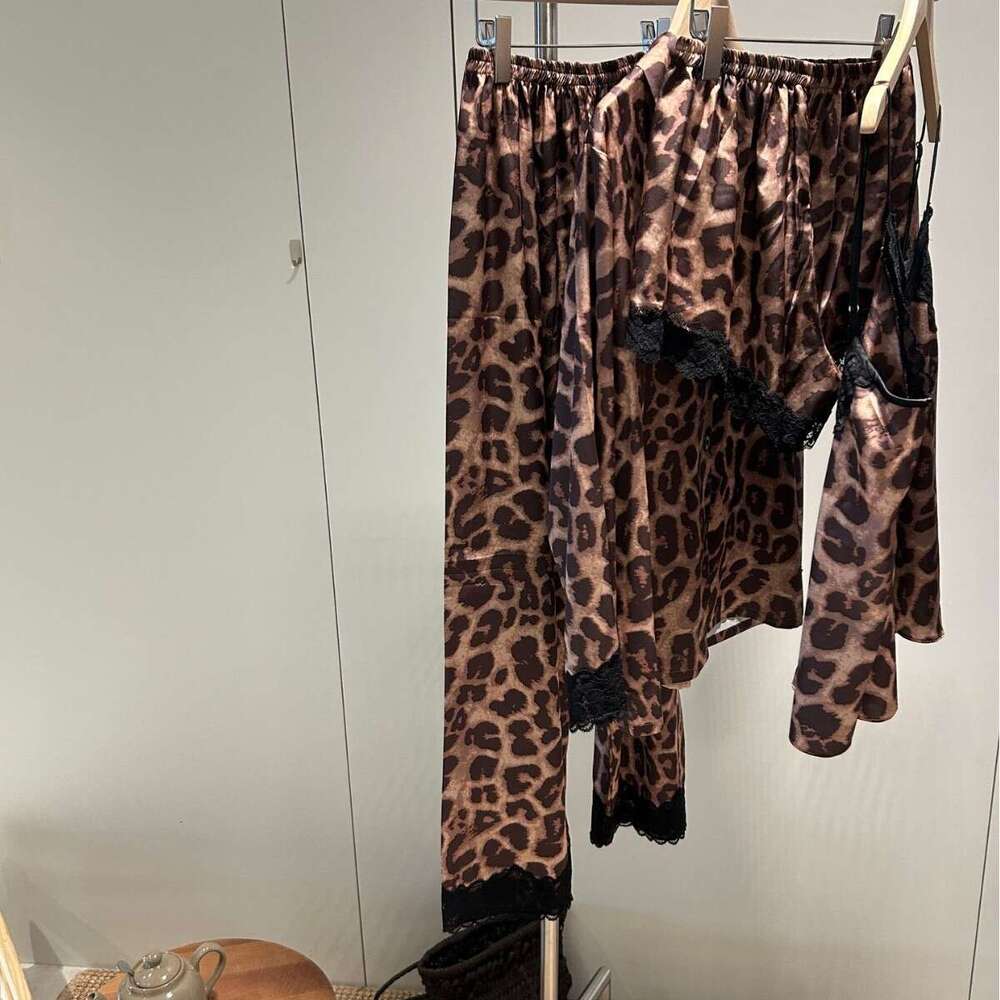 2025 Four-Piece Leopard Lace Sexy Camisole Nightdress with Chest Pads Spring Summer Thin Ice Silk Sets Wearable Outside Designer Pajamas Luxcury Autum
