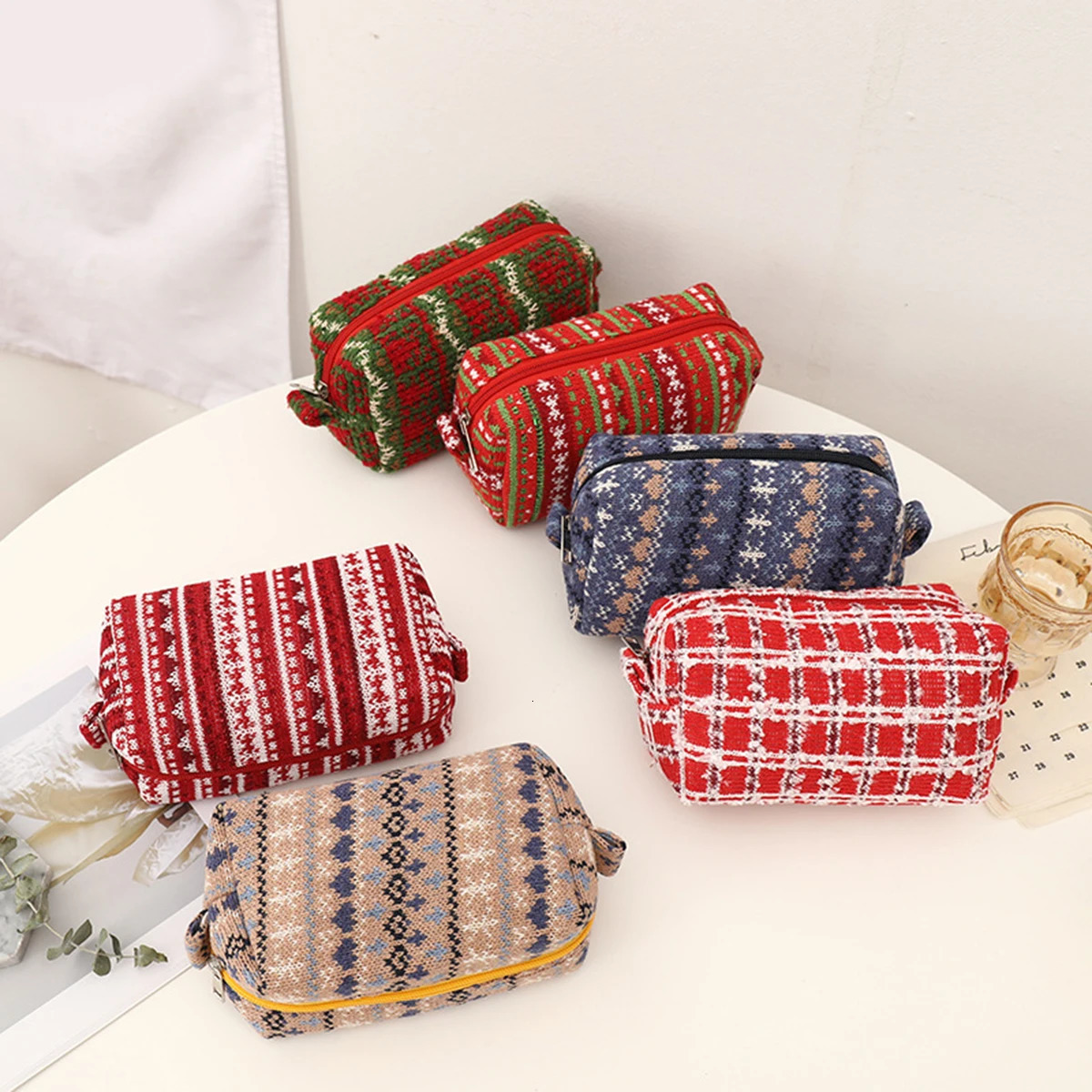 1PC Retro Christmas-themed Makeup Bag Available in Various Color Combinations Portable Daily Small Item Cosmetic Organizer 251110