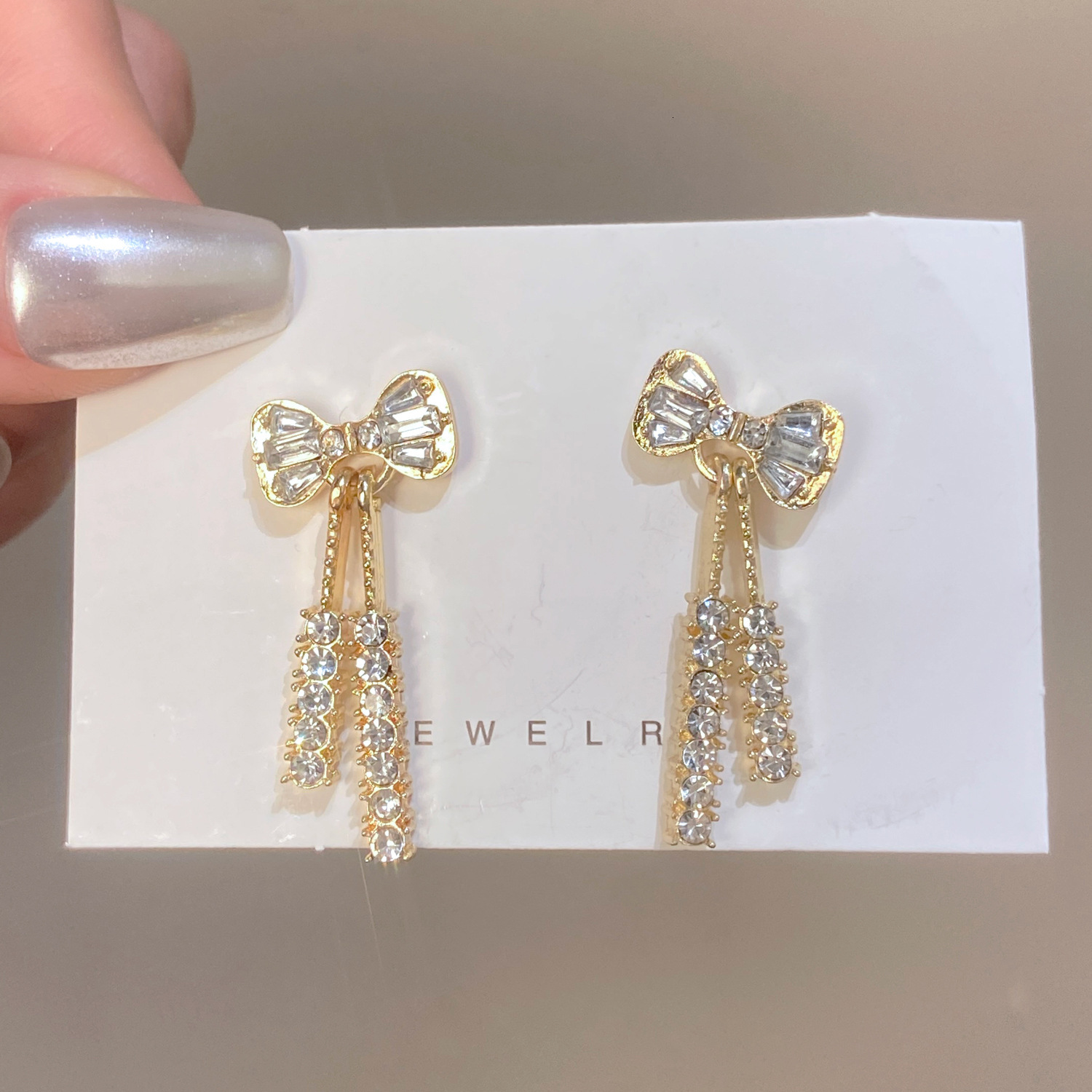 Earrings with a Sense of Sophistication, Simple Geometric Square Studs, Fashionable Earrings, Light Dia-Encrusted Sugar Cube Studs for Women