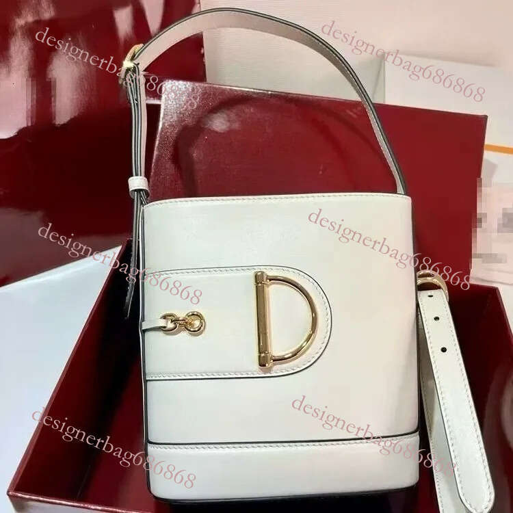 Designer Bag Elegant Quilted Leather Shoulder Bag For Ladies Luxurious Crossbody Purse With Dia Ing Details