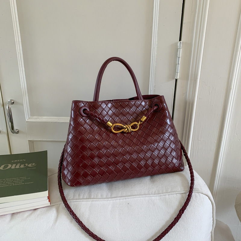 Stylish Crossbody Bag With Adjustable Shoulder Strap Women Messenger Style Leather Fashionable For Classic Ladies R251110