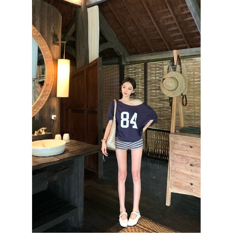 2025S Designer Women S T Shirt Slant Shoulder Short T Shirt For Women In Summer Loose American Style Spicy Girl Chic Half Sleeved Versatile Student To