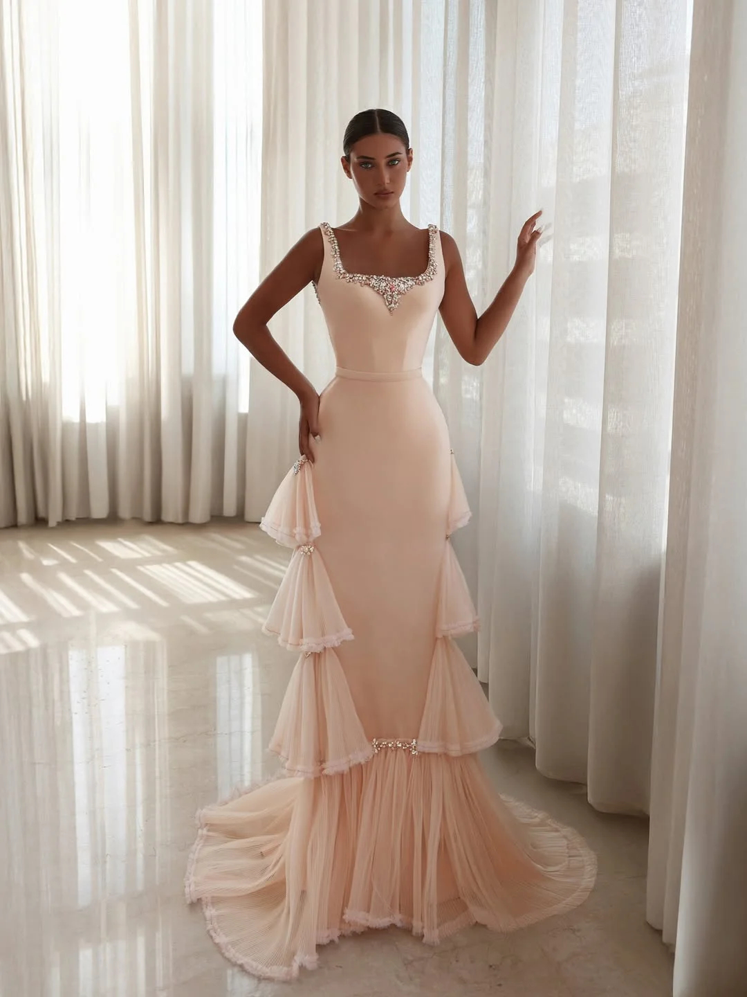 Designer Evening Dresses For Women Crystal Appliques Gown Jewel Neck Sleeveless Ruffles Sweep Train Dress Party Custom Made