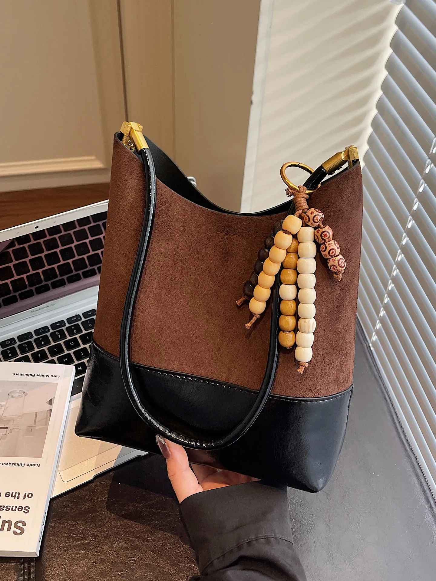 High End Texture Splicing Faux Suede Bucket Bags Womens Simple Fashion Commuting Shoulder Bag Retro Contrast Color Lady Handbag R251110