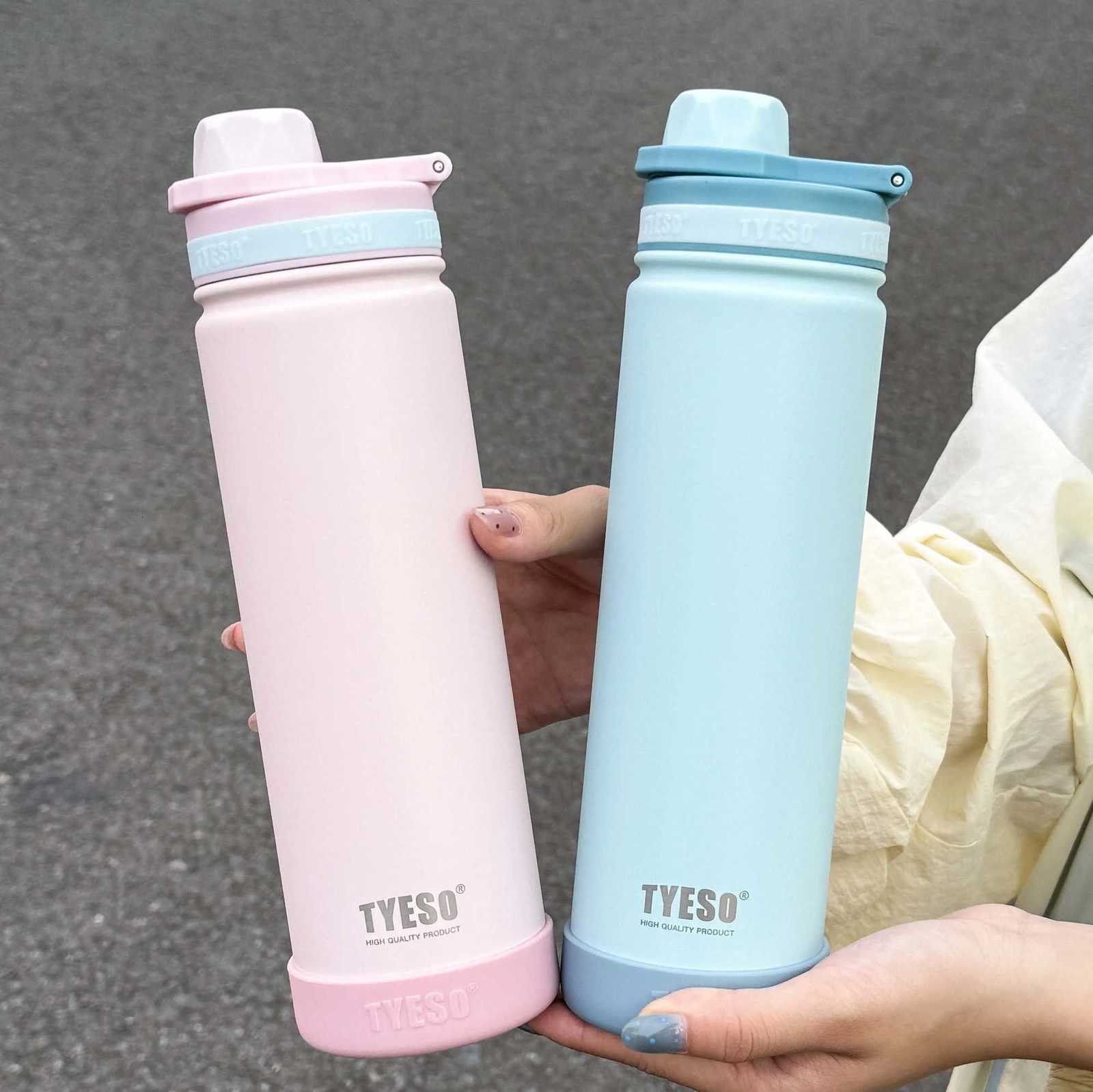 Fashionable cup 1pc high-quality vacuum stainless steel insated bottle 750 ML portable water cup with a handle and a carrying strap Y251110