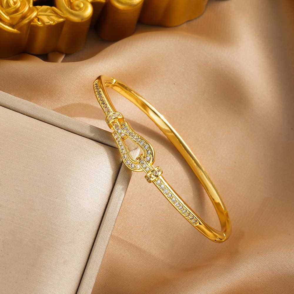 Elegant Light Luxury Equestrian-Inspired Jewelry - 18K Gold-Zircon Horse Shoe Charm