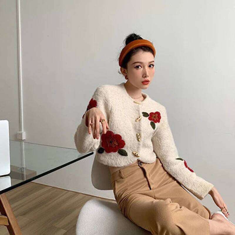 Floral Embroidery Crop Cardigan Women Vintage Lazy Wind Slim Horn Buttons Sweater French Retro Long Sleeve O Neck Casual Outwear Designer Sweater Wome