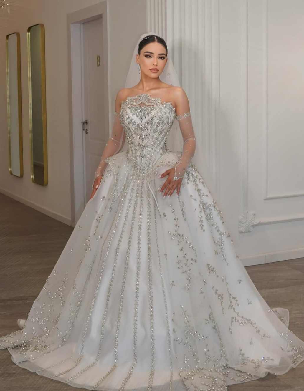 Exquisite Wedding Dresses Sleeveless Crystal Sequins Ball Gown Bride Gown Lace Up Customized Vestidos De Novia