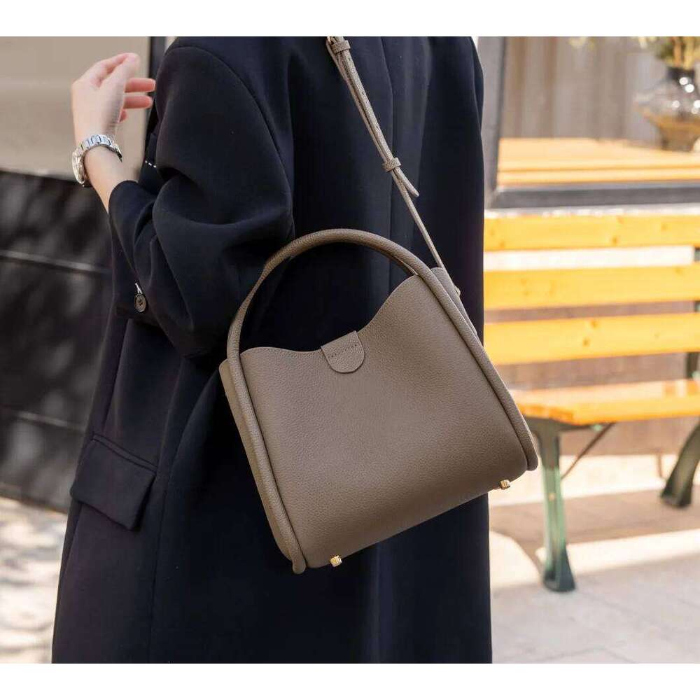 Large-Capacity Commuting Women Vintage Tote Handbag Bucket Shoulder Lady Office Shopping Slant Cowhide Leather Bag St251110