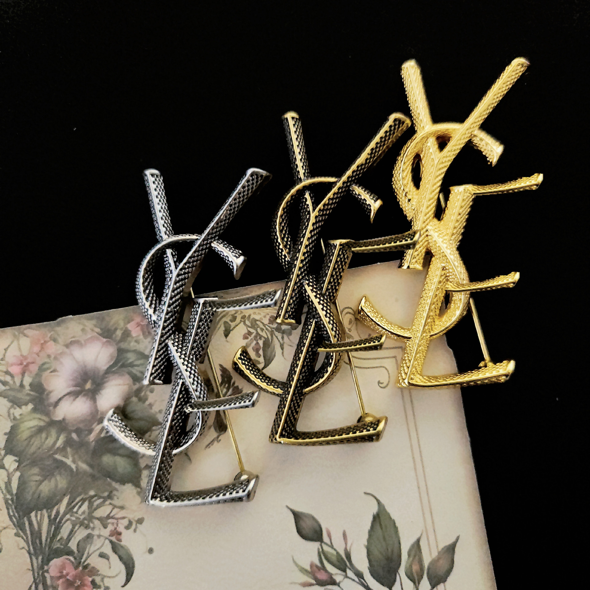 Simple Retro Style Gold Brooch Designer Jewelry High end Letter Collar Pin Men's and Women's Fashion Accessories