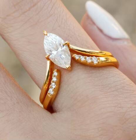 The Moissanite Ring Set Is Fashionable and Elegant