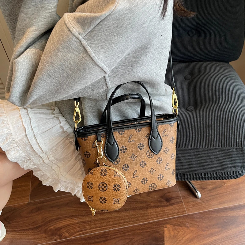 Elegant Handbag for Women Leather Crossbody Bag Famous Designer Popular Classic Shoulder Bag Ladies Tote Bag R251110