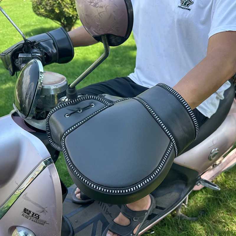 1Pair Motorcycle Handlebar Muffs Protective Motorcycle Scooter Thick Warm Grip Handle Bar Muff Rainproof Winter Warmer PU Gloves S25118